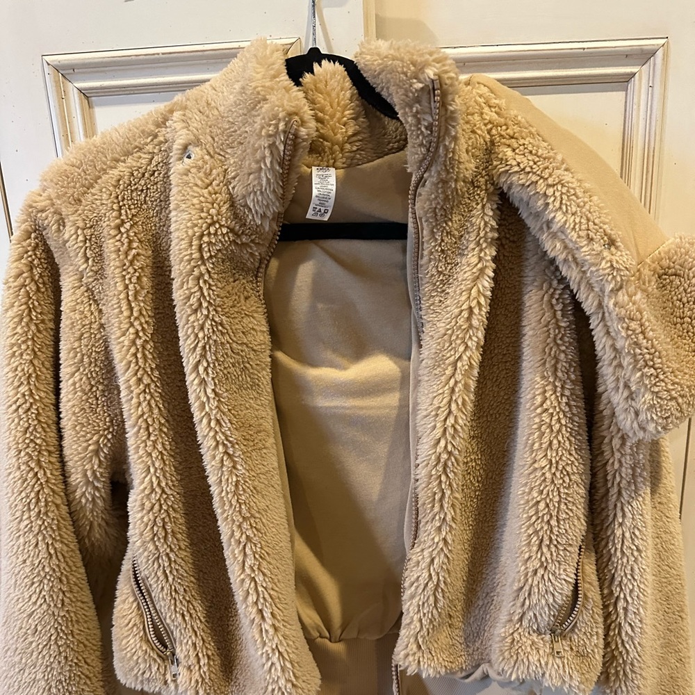 Alo Foxy Sherpa jacket size small. Retails for $198